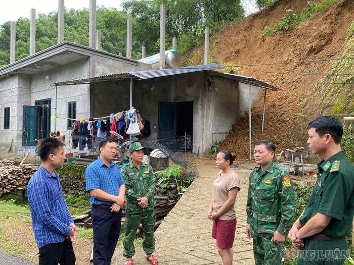 Đồn Biên phòng Hiền Kiệt phối hợp với cấp ủy, chính quyền địa phương xã Hiền Kiệt thăm hỏi động viên người dân bị sạt lở do mưa lớn kéo dài.