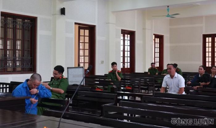 Bị cáo hối hận, bật khóc khi gặp người thân tại tòa. Ảnh: Kim Long