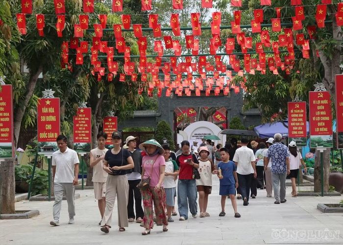 Hàng ngàn người dân khắp mọi miền đất nước hành hương về Khu di tích Quốc gia đặc biệt Kim Liên (Nghệ An) dịp lễ Quốc khánh. Ảnh: Kim Long