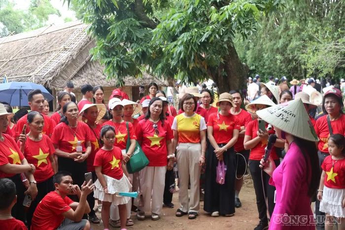Thuyết minh viên kể câu chuyện về tuổi thơ Bác Hồ, làm nhiều du khách xúc động. Ảnh: KIm Long