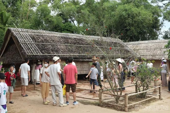 Nhiều du khách lặng người trước căn nhà tranh đơn sơ nơi gia đình Bác từng sống. Ảnh: Kim Long
