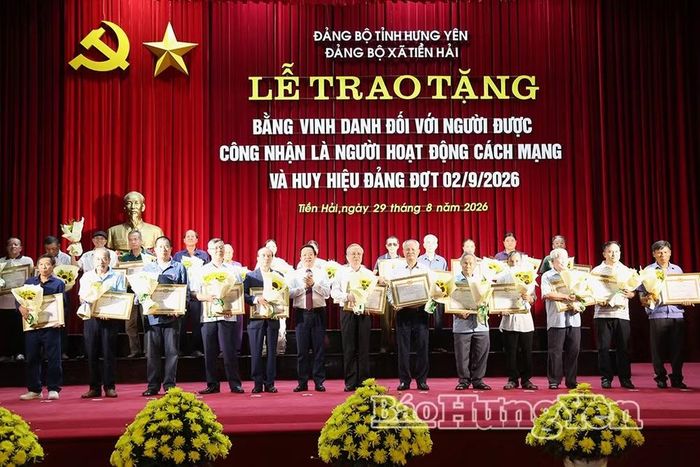 Bí thư Tỉnh ủy Hưng Yên Phạm Quang Ngọc trao Bằng vinh danh người hoạt động cách mạng trước ngày 1/1/1945 cho thân nhân người có công với cách mạng tại buổi lễ. Ảnh: Báo Hưng Yên.