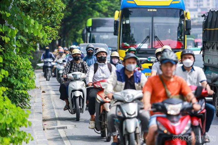 Người dân di chuyển về quê bằng phương tiện xe máy ngày 29/8.