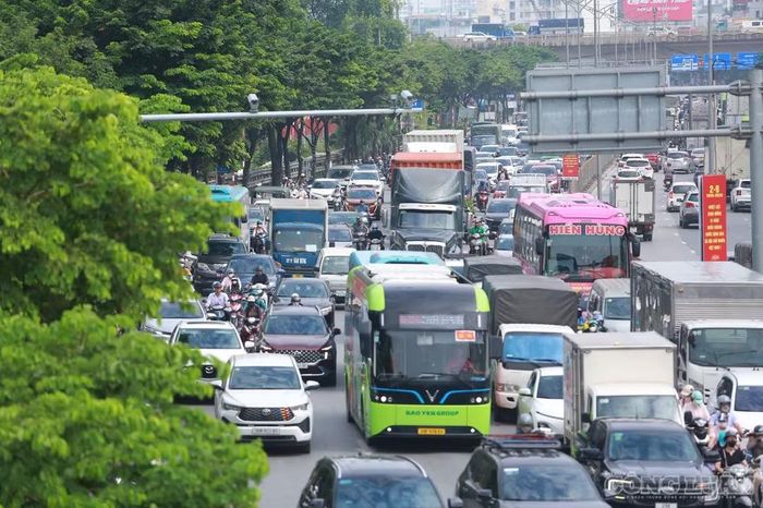 Ùn ứ phương tiện giao thông hướng ra khỏi các thành phố lớn.