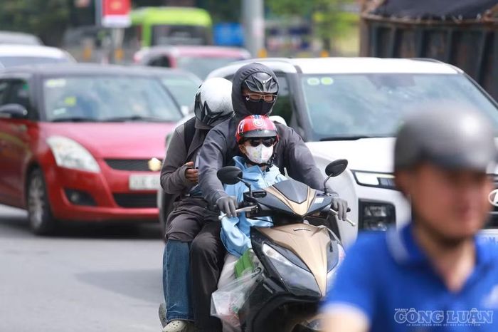 Nhiều gia đình đèo thêm cả con nhỏ trên xe máy về quê nghỉ lễ sáng 29/8.