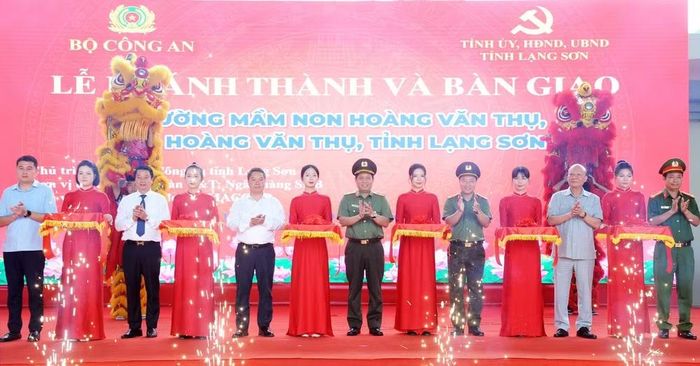 Các đại biểu cắt băng khánh thành Trường Mầm non Hoàng Văn Thụ. Ảnh: bocongan.gov.vn