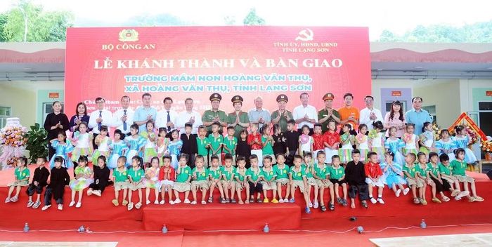 Thiếu tướng Nguyễn Hồng Nguyên, ông Đoàn Thanh Sơn và Đại tá Vũ Thanh Tùng cùng các đại biểu, thầy, cô giáo và các em học sinh Trường Mầm non Hoàng Văn Thụ.Ảnh: bocongan.gov.vn.