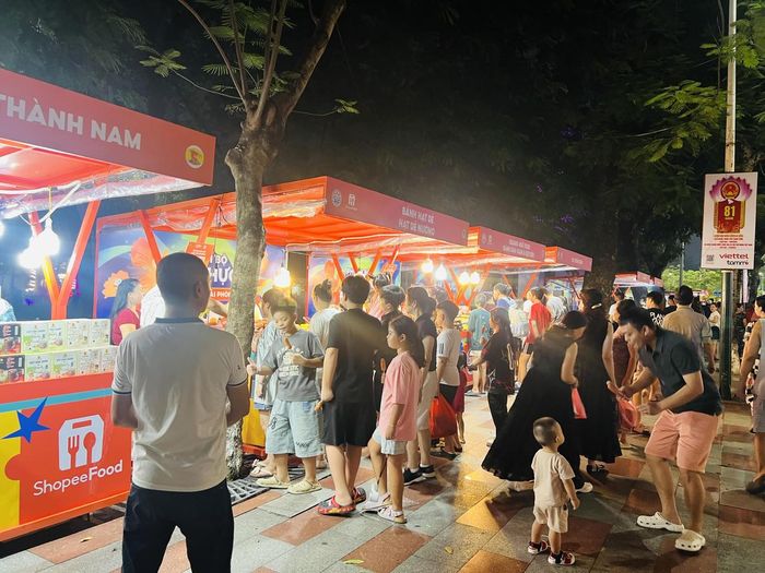 Hoạt động Phố đi bộ, ẩm thực đêm diễn ra từ 18h đến 24h vào các ngày thứ sáu và thứ bảy hằng tuần tại khu vực dải trung tâm và Nhà hát thành phố, từ ngày 28/8 đến 24/10. (Ảnh: Thuỳ Linh)