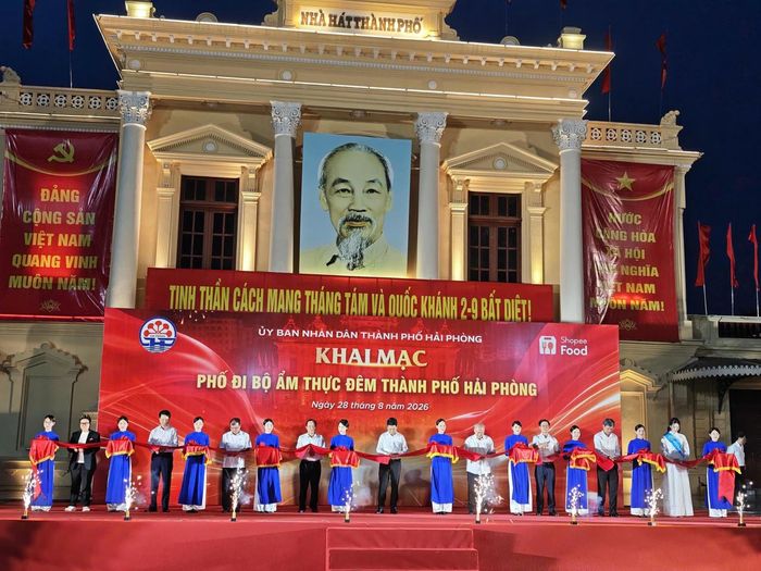Các đại biểu thực hiện nghi thức cắt băng khai mạc Phố đi bộ, ẩm thực đêm Hải Phòng. (ảnh Thuỳ Linh)