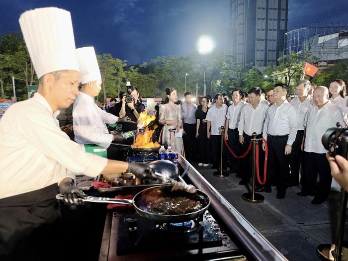 Các đại biểu tham quan các gian hàng tại khu ẩm thực. (Ảnh: Thuỳ Linh)