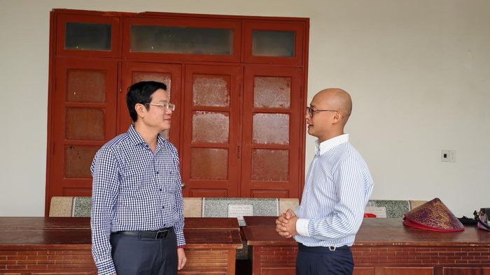 Tác giả (bên phải) phỏng vấn ông Đào Minh Đông - Phó Bí thư Đảng ủy, Chủ tịch UBND đặc khu Bạch Long Vĩ.