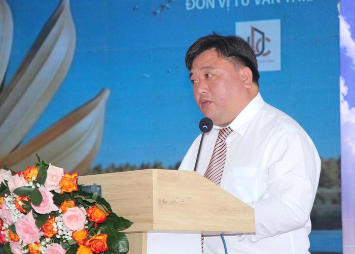 Ông Nguyễn Hoàng Thoại phát biểu tại lễ khởi công Dự án xây dựng Công viên Ba Hạt Lúa tại xã Vĩnh Lợi (Ảnh: T.N).