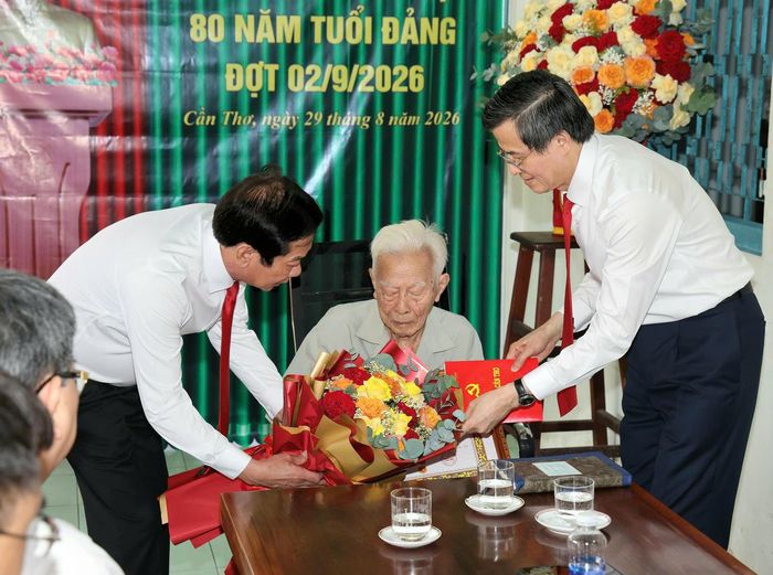 Ông Phạm Duy Khương xúc động đón nhận phần thưởng cao quý, (Ảnh: Minh Trung)