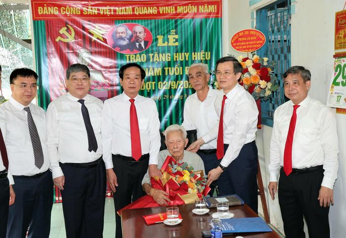 Ông Đoàn Minh Huấn cùng Đoàn công tác và lãnh đạo TP Cần Thơ chụp ảnh lưu niệm chúc mừng ông Phạm Duy Khương. (Ảnh: Minh Trung)