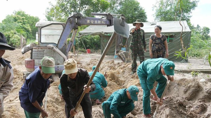 Sau hơn 3 tháng triển khai chiến dịch “500 ngày đêm”, lực lượng chức năng đã khai quật hơn 9.500 phần mộ để lấy mẫu, trên tổng số 13.656 phần mộ tại 113 nghĩa trang tại tỉnh Quảng Ngãi. (Ảnh: Vân Anh)