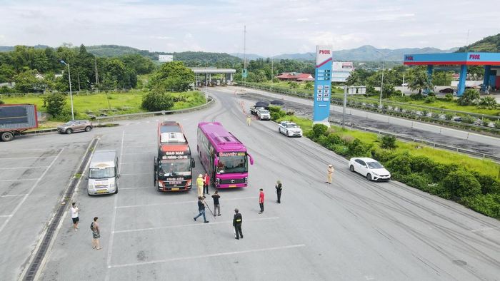 Trong ngày đầu kỳ nghỉ lễ, tình hình giao thông trên tuyến thuộc phạm vi Đội CSGT đường bộ cao tốc số 1 quản lý cơ bản ổn định, không xảy ra ùn tắc và không ghi nhận tai nạn giao thông. (Ảnh: Trường Hải).