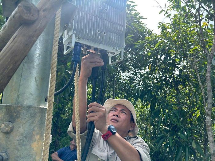 Cán bộ, kỹ thuật viên Viettel tiến hành lắp đặt hệ thống sóng viễn thông (Ảnh: Briu Quân)