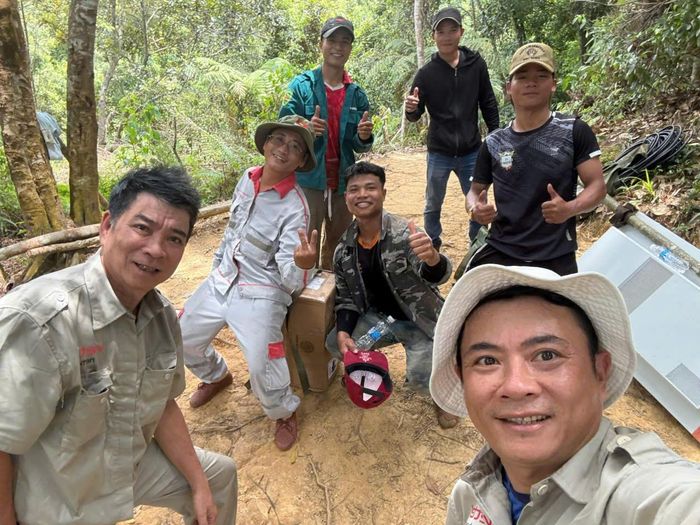 Cán bộ, kỹ thuật viên Viettel cùng người dân địa phương thay nhau gùi, cõng thiết bị, vượt qua đường rừng để đưa trạm vào vị trí lắp đặt (Ảnh: Briu Quân)
