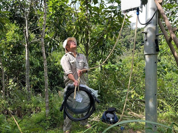 Sau quá trình thi công trong điều kiện khó khăn thì vừa qua, trạm 4G Viettel chính thức phát sóng, góp phần xóa điểm lõm viễn thông tại A’ur và đưa thôn lần đầu kết nối trực tiếp với mạng thông tin di động (Ảnh: Briu Quân)