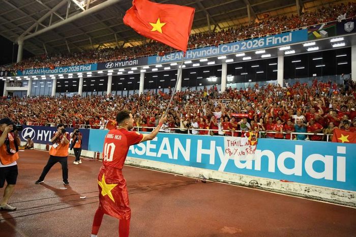 "Đây chắc chắn là khoảnh khắc quan trọng, mãi mãi khắc ghi trong trái tim của Hoàng Hên", Lais nói. Cô thay mặt bạn trai, chuyển lời cảm ơn đến tình cảm từ CĐV Việt Nam dành cho tiền đạo gốc Brazil.
