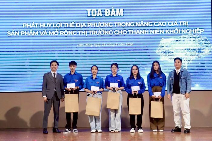 Ban Tổ chức trao 5 suất học bổng tặng sinh viên có hoàn cảnh khó khăn của Trường Đại học Yersin Đà Lạt.