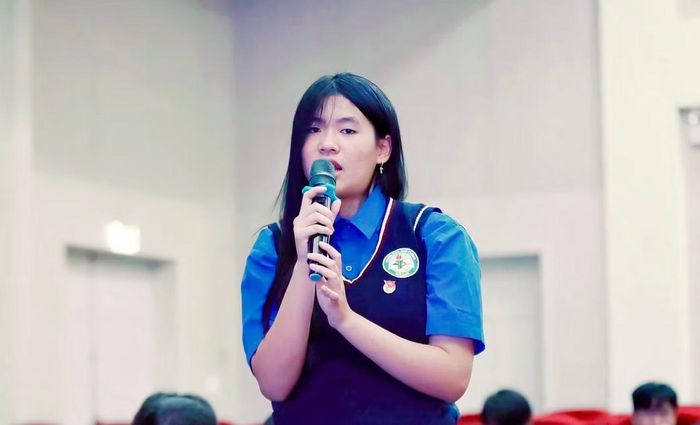Thanh niên đặt câu hỏi cho các đại biểu về vấn đề khởi nghiệp.