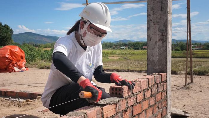 Ông Nguyễn Văn Huệ - Giám đốc Quốc gia Habitat for Humanity Việt Nam cho hay chương trình hỗ trợ 80% chi phí ngôi nhà, các tình nguyện viên xây cơ bản phần thô, giai đoạn hoàn thiện chủ nhà sẽ thực hiện. Mỗi nhà có 10 tình nguyện viên, đa phần là các bạn trẻ. Quá trình xây dựng đều có kỹ sư, giám sát đồng hành.