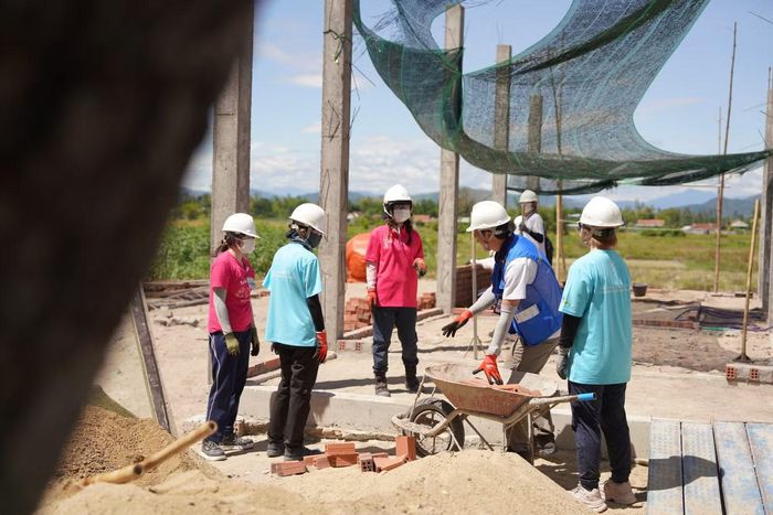 Mặc dù thời tiết nắng nóng, các tình nguyện viên vẫn làm việc liên tục từ sáng đến chiều trong gần cả tuần để sớm hoàn thiện căn nhà cho bà con. Tình nguyện viên Alison (Mỹ) bày tỏ rất vui khi đóng góp một phần công sức vào việc xây nhà cho người dân Việt Nam. Đây cũng là trải nghiệm khiến chị kết nối, gần gũi hơn với người dân bản địa.