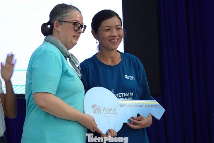 Cũng như chị Viên, những người dân khác khi được hỗ trợ đã không cầm được nước mắt vì ngôi nhà mơ ước đã thành hiện thực.