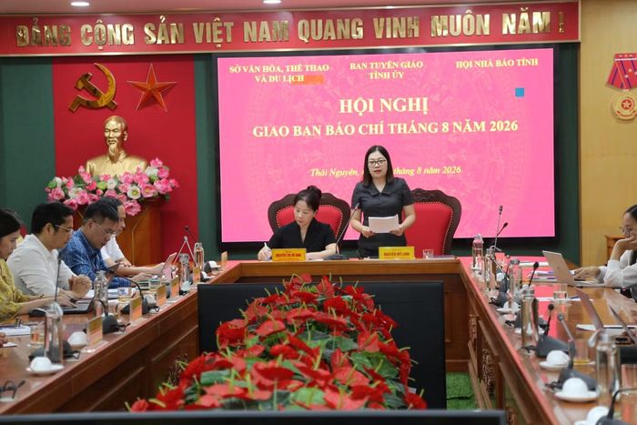 Bà Nguyễn Mỹ Linh, Phó Giám đốc Sở Văn hóa, Thể thao và Du lịch Thái Nguyên trao đổi một số thông tin tại hội nghị