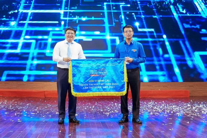 Trao cờ đơn vị đăng cai Hội thi Tin học trẻ toàn quốc lần thứ 33 cho Tỉnh Đoàn Ninh Bình.