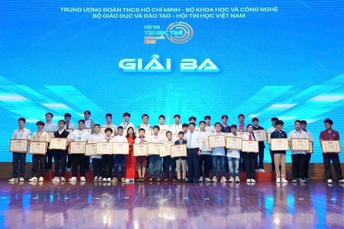 Trao giải Nhì, Ba và Khuyến khích cho các thí sinh.