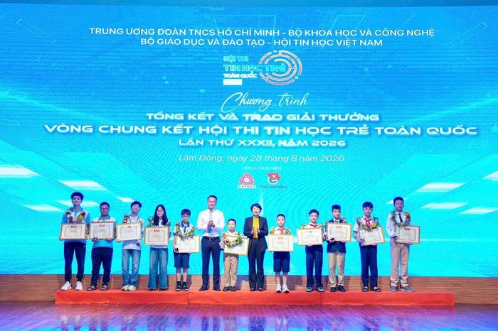 Trao giải Nhất cho các thí sinh. 
