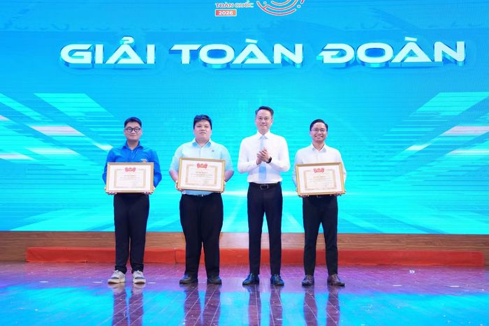 Anh Nguyễn Kim Quy trao Bằng khen cho giải Nhất, Nhì và Ba toàn đoàn hội thi.
