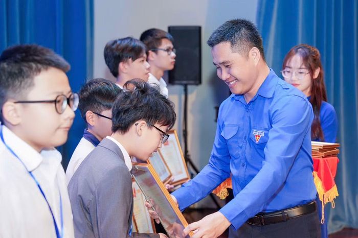 Trao Bằng khen cho các thí sinh đạt giải.