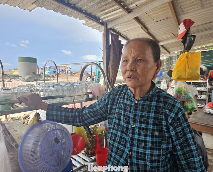 Bà Trần Thị Vân bị sạt lở căn nhà xuống sông.