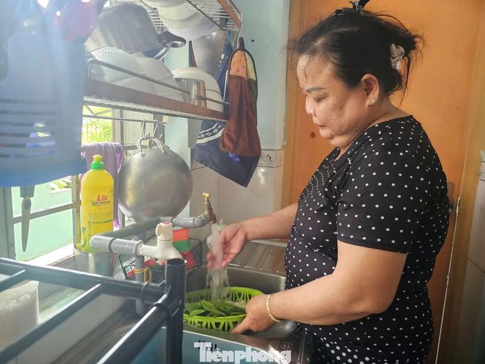 Người dân bị sạt lở mất nhà ở tạm tại trường mầm non, chờ hỗ trợ nền tái định cư. Ảnh: Hoà Hội