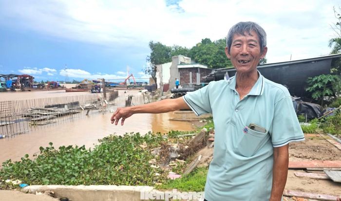 Ông Trần Văn Nhị kể lại thời điểm bị sạt lở cuốn trôi xuống sông cách nay tròn 1 năm. Ảnh: Hoà Hội