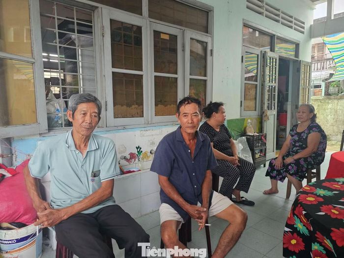 Ông Hồ Văn Thiện (thứ hai từ trái sang) cùng những người bị sạt lở mất nhà ở tạm tại trường mầm non Hoa Sữa.