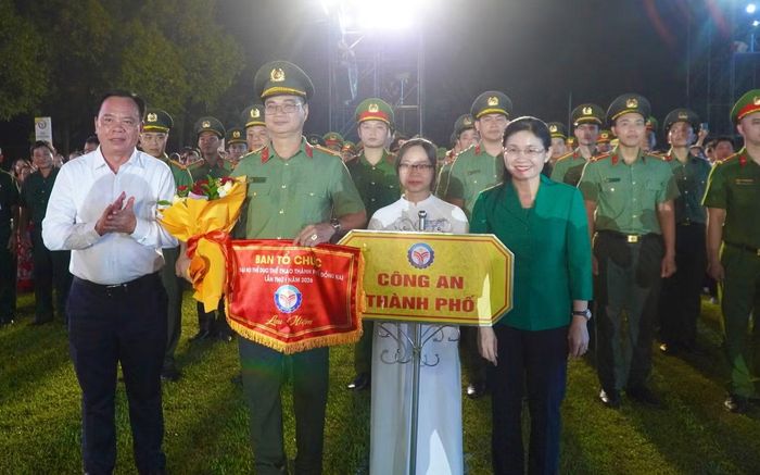 Lãnh đạo Thành ủy Đồng Nai tặng hoa cờ lưu niệm đến các đội tham gia Đại hội (ảnh: V.H)