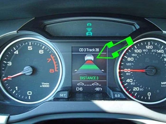 Hệ thống ACC sử dụng các vạch chỉ báo để thông báo về khoảng cách gần, trung bình và xa đối với xe phía trước.