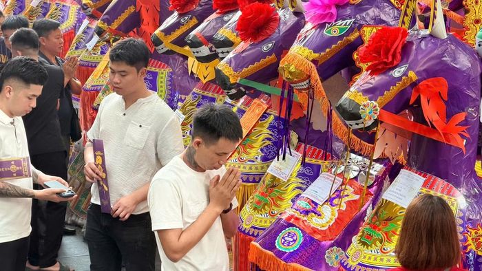 Những lễ vật được địa phương và người dân chuẩn bị chu đáo, thể hiện lòng thành kính và sự tưởng nhớ đối với Ông Hoàng Bảy. Lễ hội Đền Bảo Hà được tổ chức hằng năm tại đền Bảo Hà (Lào Cai), với chính hội vào ngày 17/7 âm lịch, gắn với ngày giỗ Ông Hoàng Bảy. Đây là một trong những lễ hội tâm linh thu hút đông đảo người dân và du khách thập phương về dâng hương, chiêm bái, cầu bình an, tài lộc.