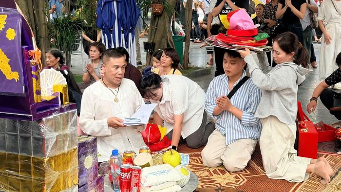 Không thể chen vào gian điện chính, một số người chọn bày lễ và hành lễ ngay ngoài sân.
