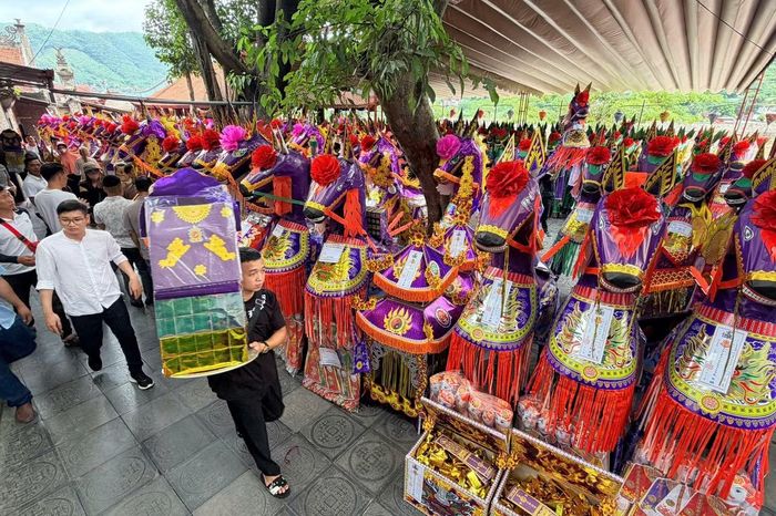 Hàng trăm ngựa giấy cỡ lớn xếp thành nhiều hàng, phủ kín một phần sân và khu vực phía trước đền, chờ đến lượt đưa đi hóa.