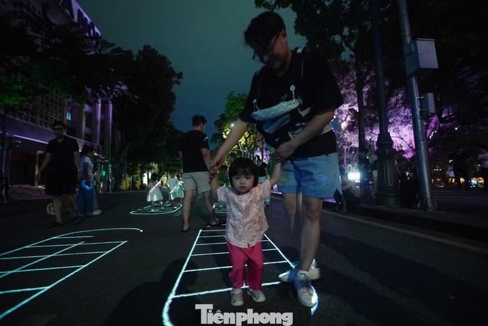 Trải nghiệm Mapping tương tác cực "chill", biến mỗi khoảnh khắc trên phố đi bộ thành một kỷ niệm đẹp và đáng nhớ.
