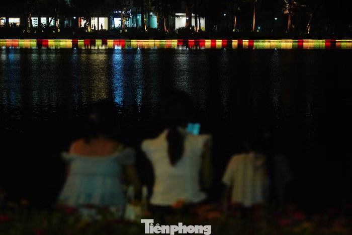 Tại hệ thống bờ kè, nguồn sáng bắt đầu từ điểm khởi nguồn, rồi lan tỏa theo hai hướng, từng bước mở rộng và khép kín thành một vòng sáng bao quanh hồ.