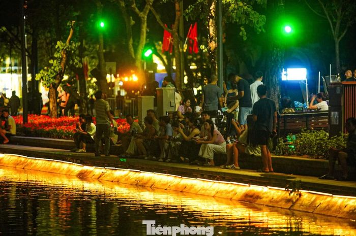 Qua từng sắc độ, ánh sáng gợi lên sự chuyển mình của cảnh quan theo thời gian - để Hồ Hoàn Kiếm không chỉ được chiếu sáng, mà còn như khoác lên mình một bức tranh bốn mùa, chuyển động nhẹ nhàng trong không gian đêm.