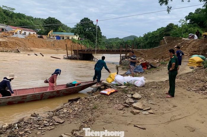 Không chỉ hỗ trợ vận chuyển người, Ban CHQS xã Yên Hòa phối hợp với Ban Quản lý bản Yên Thắng tổ chức vận chuyển hàng hóa và phương tiện cho người dân tại khu vực cầu Trung Thắng. Hàng trăm kg hàng hoá, hàng chục lượt xe máy được các tổ vận chuyển qua lại sông an toàn.