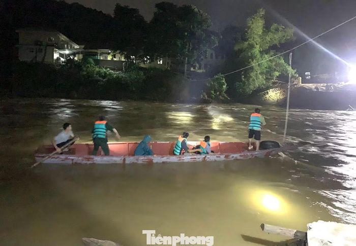 "Mực nước mấy hôm nay có rút hơn so với những ngày trước nhưng người dân không thể tự ý qua sông, nguy hiểm. Các tổ công tác vẫn phải túc trực, dùng thuyền để hỗ trợ. Bất kể sáng sớm hay đêm muộn, người dân cần cấp bách sẽ được hỗ trợ qua sông", Chủ tịch xã Yên Hoà nói.