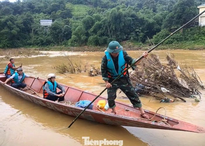 Những chuyến thuyền nối đôi bờ trong mùa lũ không chỉ giúp người dân vận chuyển hàng hóa, đi lại mà còn thể hiện tinh thần trách nhiệm, sự chủ động của lực lượng quân sự, công an và chính quyền địa phương trong việc bảo vệ, hỗ trợ Nhân dân khi thiên tai xảy ra.
